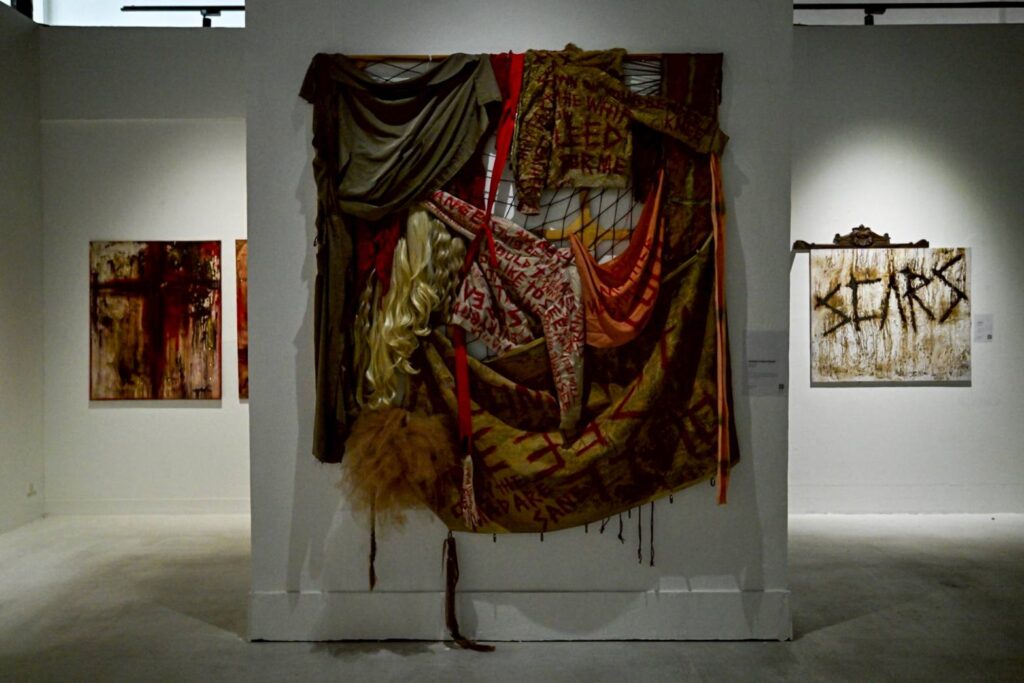 “Ballerina’s Sin” นิทรรศการเดี่ยวโดย “แพน – อมรรัตน์ เจนพานิชการ” ศิลปินรุ่นใหม่ผู้สร้างสรรค์ผลงานเข้มข้นสะเทือนอารมณ์ และตั้งคำถามต่อความสมบูรณ์แบบของมนุษย์ผ่านงานศิลปะ